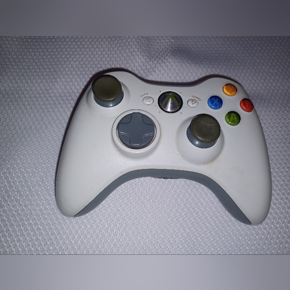 Microsoft Xbox 360 Bundle w/ Game + Controller + HD - Picture 9 of 10